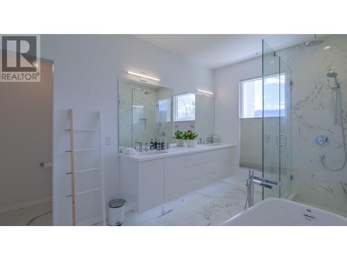 4075 Lakeshore Road, Kelowna, BC - Indoor Photo Showing Bathroom