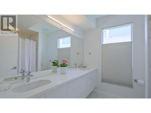 4075 Lakeshore Road, Kelowna, BC - Indoor Photo Showing Bathroom