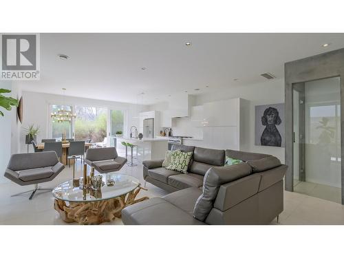 4075 Lakeshore Road, Kelowna, BC - Indoor Photo Showing Living Room