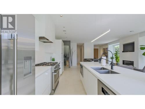 4075 Lakeshore Road, Kelowna, BC - Indoor Photo Showing Kitchen With Double Sink With Upgraded Kitchen