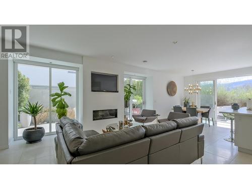 4075 Lakeshore Road, Kelowna, BC - Indoor Photo Showing Living Room With Fireplace