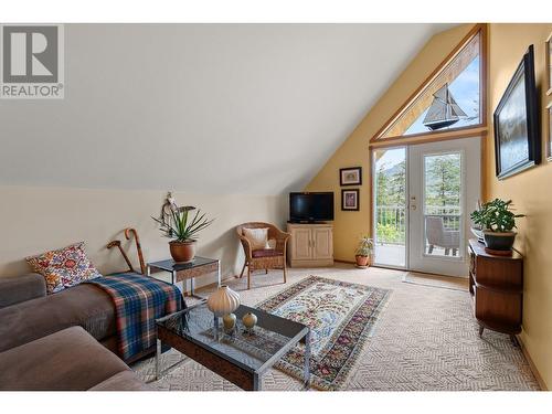 648 Sheep Creek Road, Kaleden, BC - Indoor Photo Showing Living Room