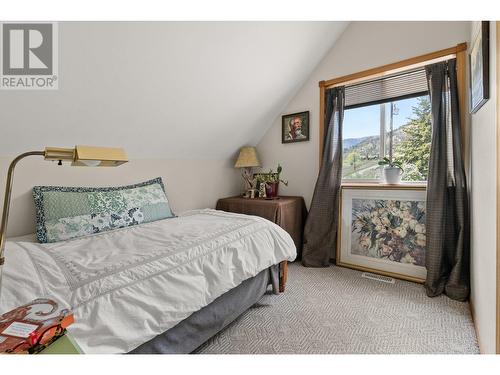 648 Sheep Creek Road, Kaleden, BC - Indoor Photo Showing Bedroom