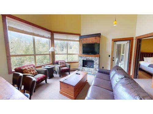 645D - 4559 Timberline Crescent, Fernie, BC - Indoor Photo Showing Living Room With Fireplace