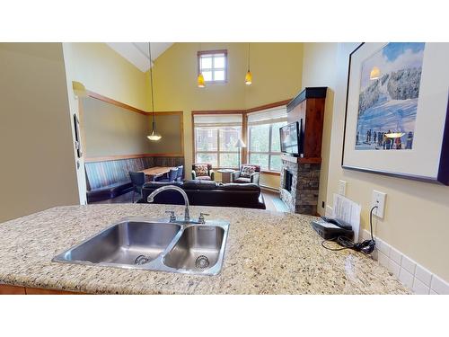 645D - 4559 Timberline Crescent, Fernie, BC - Indoor Photo Showing Kitchen With Double Sink