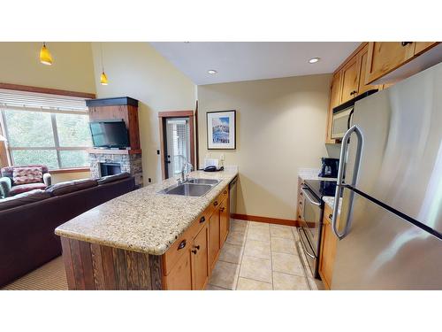 645D - 4559 Timberline Crescent, Fernie, BC - Indoor Photo Showing Kitchen With Double Sink