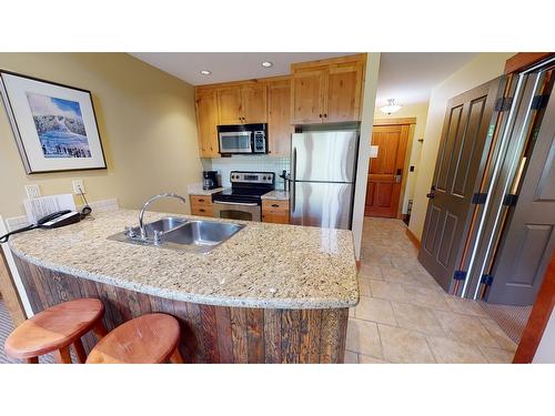 645D - 4559 Timberline Crescent, Fernie, BC - Indoor Photo Showing Kitchen With Double Sink