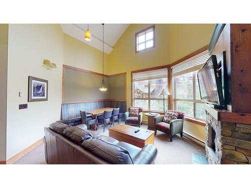 645D - 4559 Timberline Crescent, Fernie, BC - Indoor Photo Showing Living Room