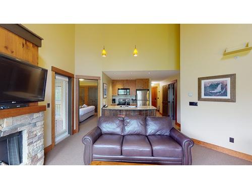 645D - 4559 Timberline Crescent, Fernie, BC - Indoor Photo Showing Living Room With Fireplace