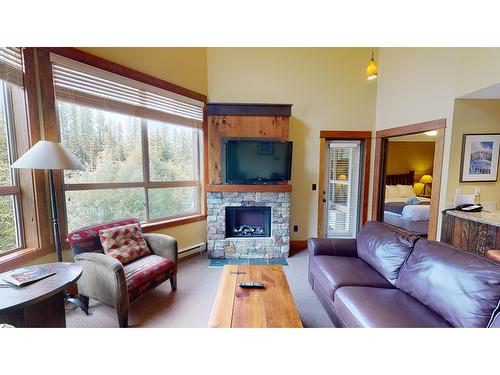 645D - 4559 Timberline Crescent, Fernie, BC - Indoor Photo Showing Living Room With Fireplace