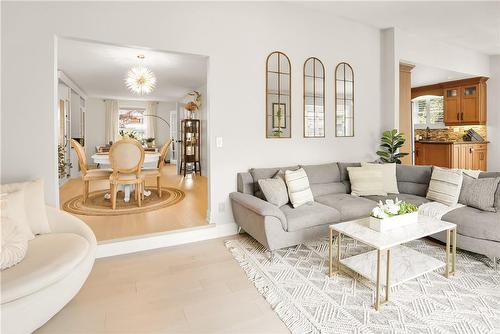 2 Lisajane Court, Hamilton, ON - Indoor Photo Showing Living Room