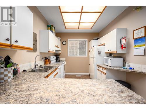 1220 25 Avenue Unit# 47, Vernon, BC - Indoor Photo Showing Kitchen With Double Sink