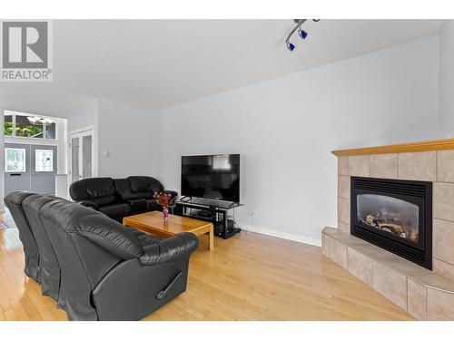 3727 Overlander Drive, Kamloops, BC - Indoor Photo Showing Living Room With Fireplace