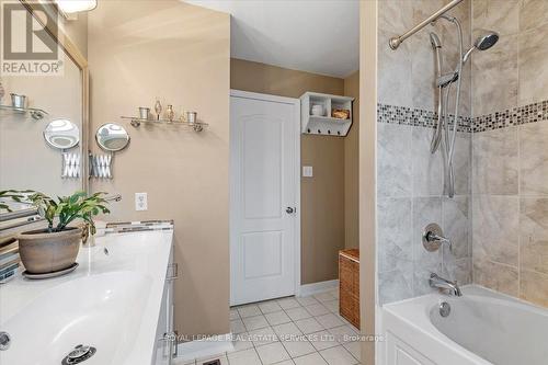 5033 Marjan Lane, Burlington, ON - Indoor Photo Showing Bathroom