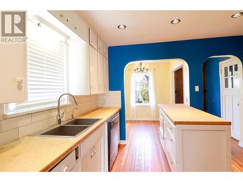 325 Nelson Avenue, Penticton, BC - Indoor Photo Showing Kitchen With Double Sink