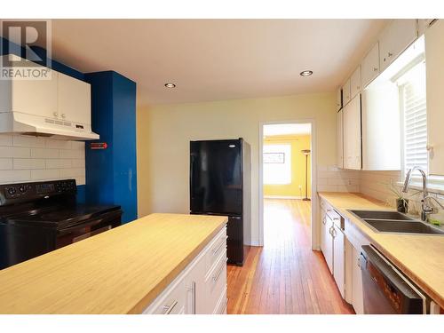 325 Nelson Avenue, Penticton, BC - Indoor Photo Showing Kitchen With Double Sink