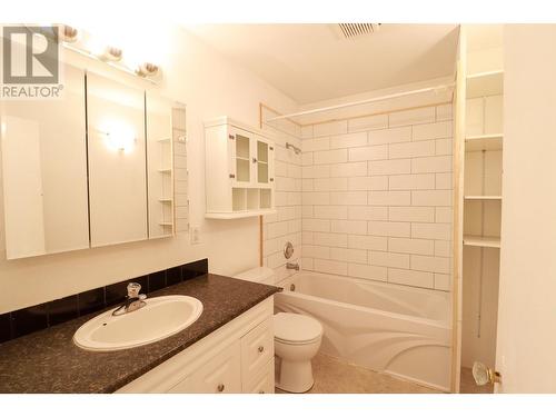 325 Nelson Avenue, Penticton, BC - Indoor Photo Showing Bathroom