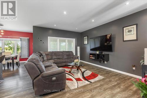 30 Trent River Road S, Kawartha Lakes, ON - Indoor Photo Showing Living Room
