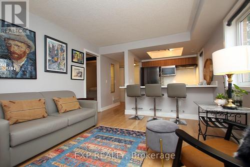 110 - 111 Bristol Road E, Mississauga (Hurontario), ON - Indoor Photo Showing Living Room