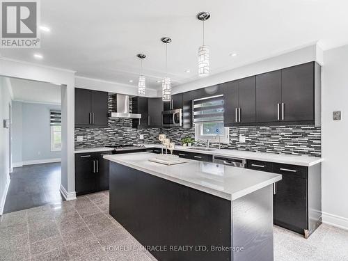 3821 Trelawny Circle, Mississauga, ON - Indoor Photo Showing Kitchen With Upgraded Kitchen