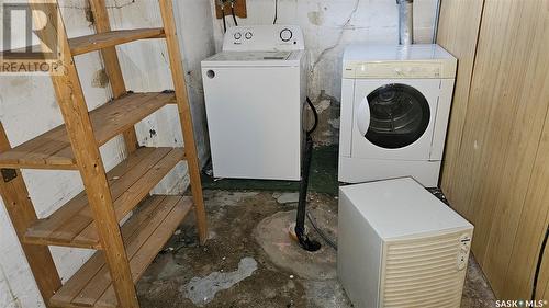 183 Burgee Street, Pennant, SK - Indoor Photo Showing Laundry Room