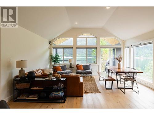 834  3A Highway, Nelson, BC - Indoor Photo Showing Living Room