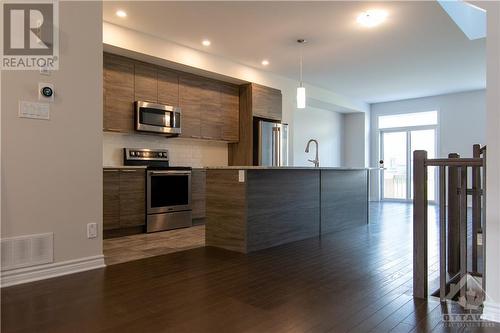 1022 Kijik Crescent, Ottawa, ON - Indoor Photo Showing Kitchen With Upgraded Kitchen