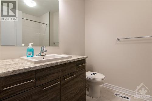 Main bathroom - 1022 Kijik Crescent, Ottawa, ON - Indoor Photo Showing Bathroom