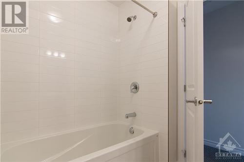 Main bathroom - 1022 Kijik Crescent, Ottawa, ON - Indoor Photo Showing Bathroom