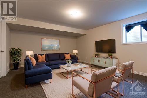 1022 Kijik Crescent, Ottawa, ON - Indoor Photo Showing Living Room