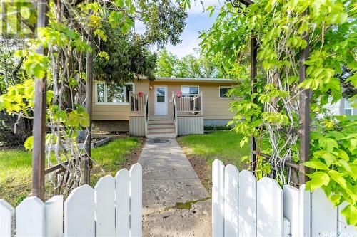 777 Hochelaga Street E, Moose Jaw, SK - Outdoor