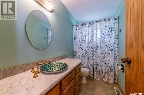 777 Hochelaga Street E, Moose Jaw, SK - Indoor Photo Showing Bathroom