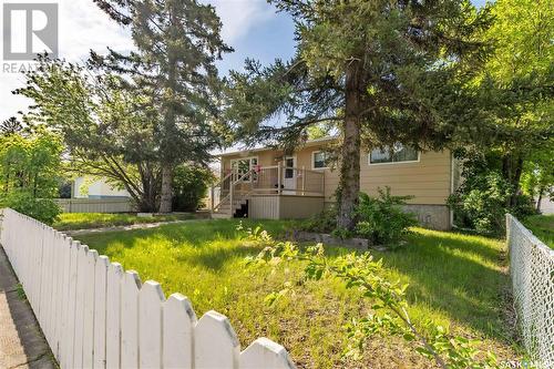 777 Hochelaga Street E, Moose Jaw, SK - Outdoor With Deck Patio Veranda