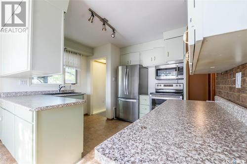 777 Hochelaga Street E, Moose Jaw, SK - Indoor Photo Showing Kitchen With Upgraded Kitchen