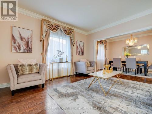 45 Henricks Crescent, Richmond Hill, ON - Indoor Photo Showing Living Room