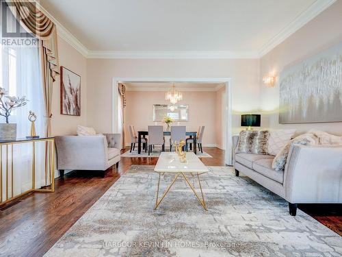 45 Henricks Crescent, Richmond Hill, ON - Indoor Photo Showing Living Room