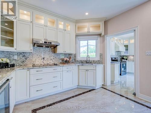 45 Henricks Crescent, Richmond Hill, ON - Indoor Photo Showing Kitchen With Upgraded Kitchen