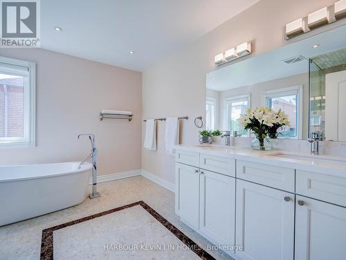 45 Henricks Crescent, Richmond Hill, ON - Indoor Photo Showing Bathroom