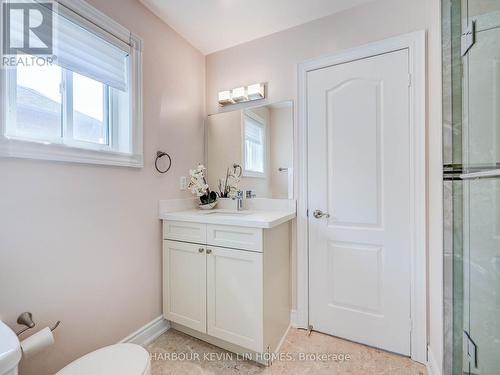 45 Henricks Crescent, Richmond Hill, ON - Indoor Photo Showing Bathroom