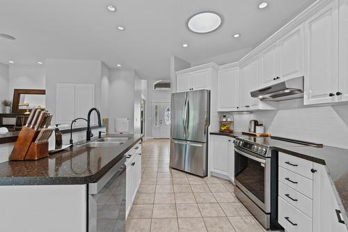 9-6500 15 Avenue, Salmon Arm, BC - Indoor Photo Showing Kitchen With Double Sink With Upgraded Kitchen