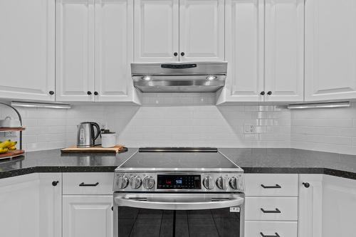 9-6500 15 Avenue, Salmon Arm, BC - Indoor Photo Showing Kitchen