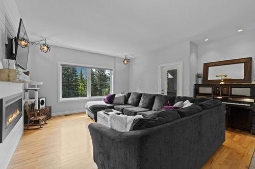 9-6500 15 Avenue, Salmon Arm, BC - Indoor Photo Showing Living Room With Fireplace