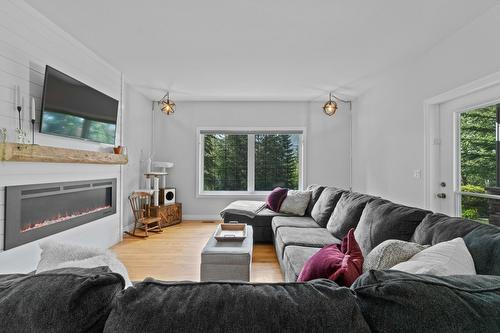 9-6500 15 Avenue, Salmon Arm, BC - Indoor Photo Showing Living Room With Fireplace