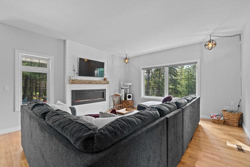 9-6500 15 Avenue, Salmon Arm, BC - Indoor Photo Showing Living Room With Fireplace