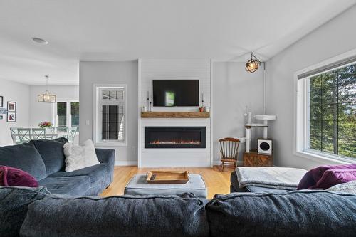 9-6500 15 Avenue, Salmon Arm, BC - Indoor Photo Showing Living Room With Fireplace