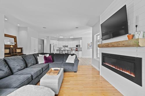 9-6500 15 Avenue, Salmon Arm, BC - Indoor Photo Showing Living Room With Fireplace