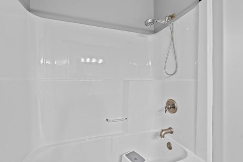 9-6500 15 Avenue, Salmon Arm, BC - Indoor Photo Showing Bathroom