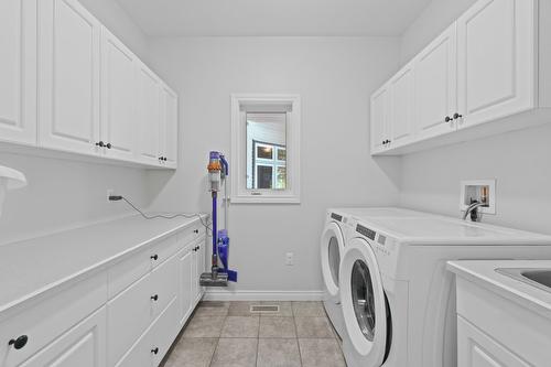 9-6500 15 Avenue, Salmon Arm, BC - Indoor Photo Showing Laundry Room