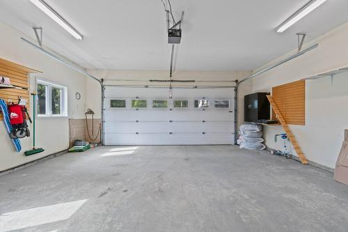 9-6500 15 Avenue, Salmon Arm, BC - Indoor Photo Showing Garage