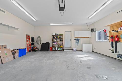 9-6500 15 Avenue, Salmon Arm, BC - Indoor Photo Showing Garage